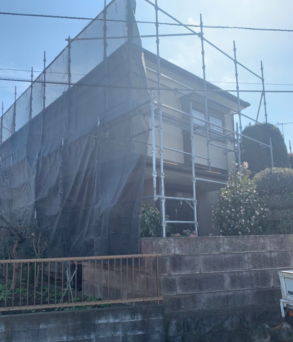 藤沢市　Ｍ様邸　外壁塗装　足場組立てました！