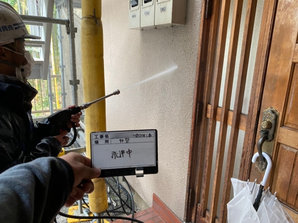 横浜市戸塚区にありますアパート外部改修工事の高圧水洗浄を行いました。
