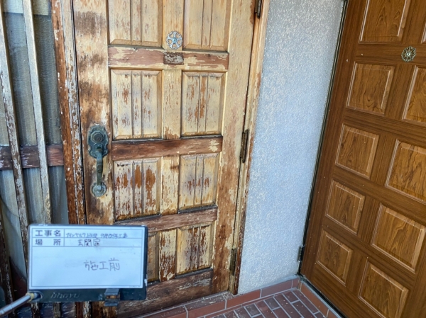 横浜市戸塚区にありますアパート外部改修工事の玄関ドア塗装を行いました①【施工事例】【木製玄関ドア】