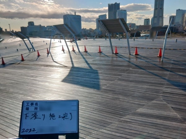 横浜市中区　大さん橋国際客船ターミナル屋上(ウッドデッキ)塗装工事②　下塗りしました！